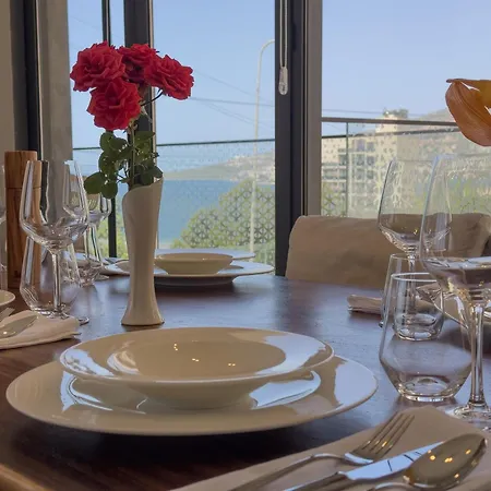 The Queen's Lion Premium Sarandë