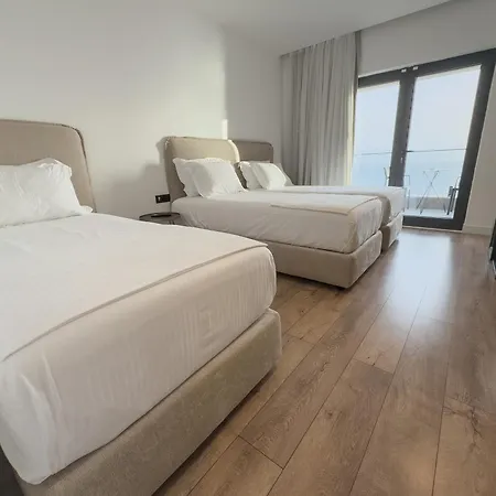 The Queen's Lion Premium Sarandë