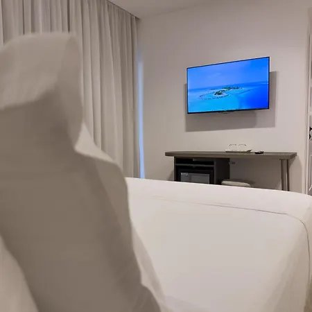 The Queen's Lion Premium Sarandë