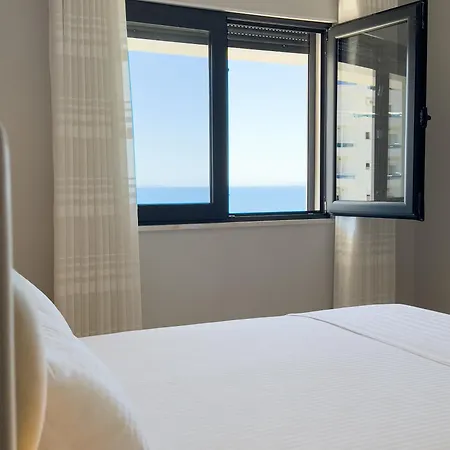 The Queen's Lion Premium Sarandë