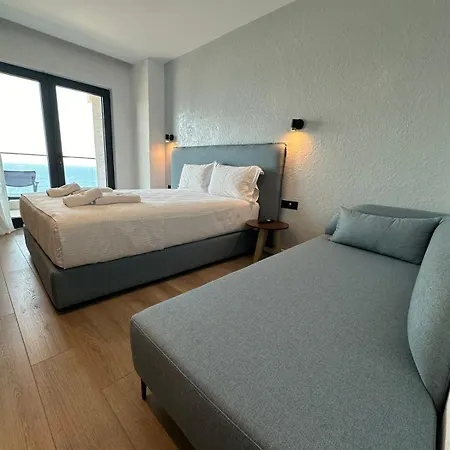 The Queen's Lion Premium Sarandë