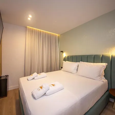 The Queen's Lion Premium Sarande